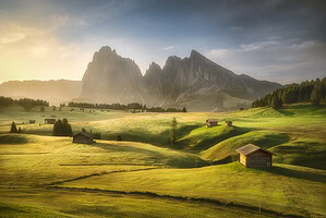 Itálie Dolomity hory a světlo mezi stromy