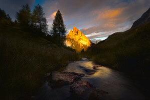 Itálie Dolomity vodopád a hory