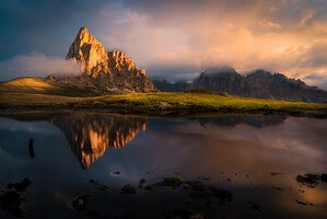Itálie Dolomity jezero a hory klidná hladina