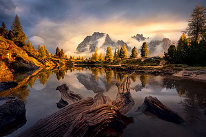 Itálie Dolomity jezero a hory odraz