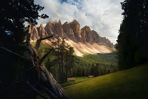 Itálie Dolomity hory a jezero ranní světlo