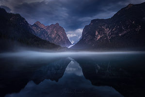 Itálie Dolomity hory a jezero mlha