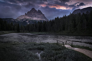 Itálie Dolomity krajina a hory mlha