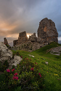 Itálie Dolomity hory a skály v popředí
