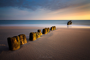 Polsko pobřeží a moře klidná hladina