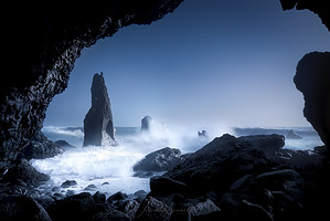 Island pobřeží skály a moře bouře