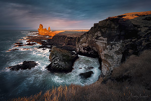 Island pobřeží skály a moře bouře