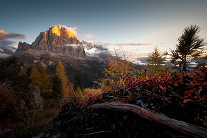 Itálie Dolomity vodopád a hory mlha