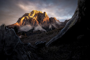 Itálie Dolomity hory a mlha ranní světlo