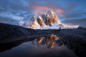Norsko Lofoty hory a fjord odraz ve vodě