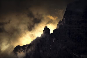 Itálie Dolomity horské štíty večerní světlo