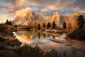Itálie Dolomity hory a jezero večerní světlo