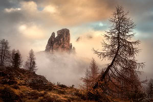 Itálie Dolomity hory a strom večer