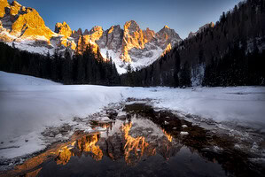 Itálie Dolomity jezero a hory odraz