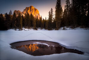 Itálie Dolomity jezero sníh a hory
