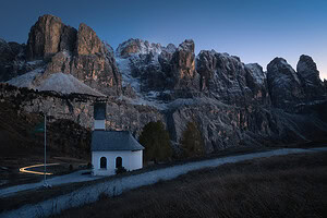 Itálie Dolomity horský kostel a hory