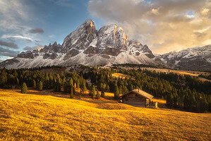 Itálie Dolomity horské štíty večerní světlo